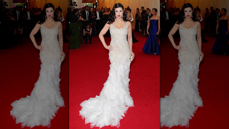 Idina Menzel en la Met Gala 2014 con un vestido blanco