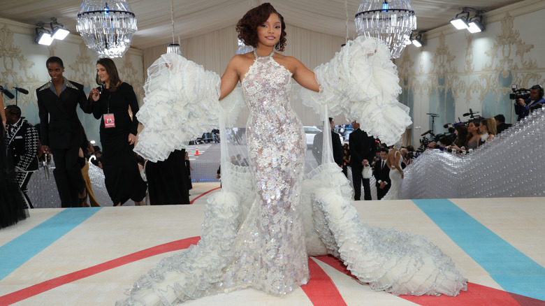 Halle Bailey en la Met Gala 2023 con un vestido blanco transparente