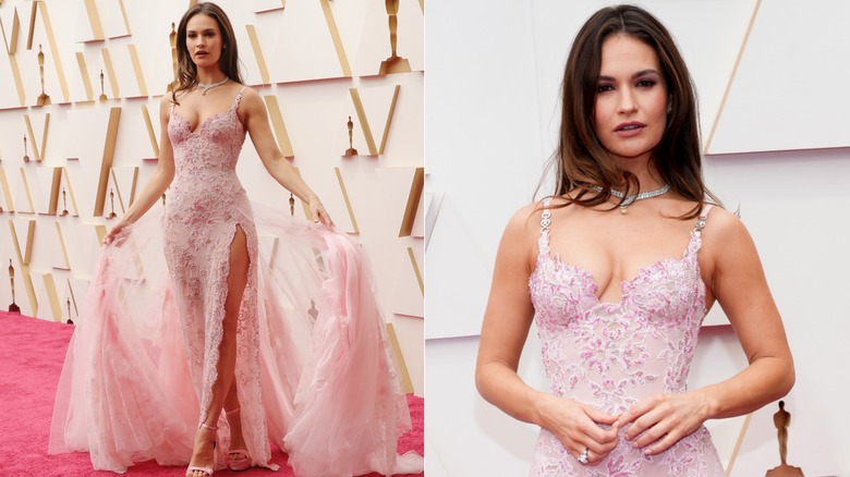 Lily James en los Oscar 2022 con un vestido rosa de Versace