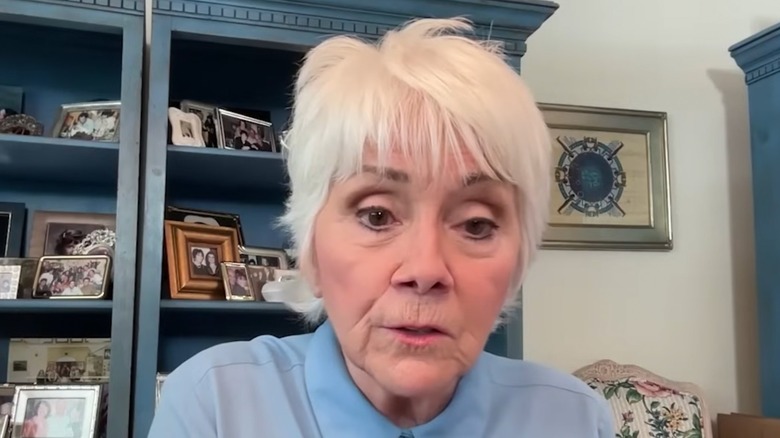 Joyce DeWitt durante una entrevista con Pluto TV (2025)