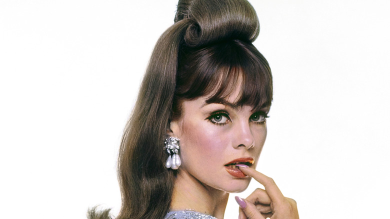 Jean Shrimpton modelando con un gran recogido en la década de 1960
