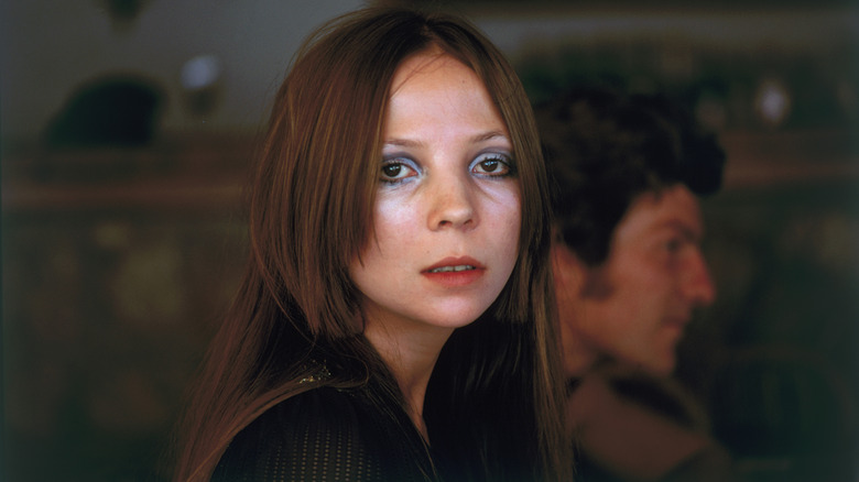 La modelo Penelope Tree luciendo seria en 1960