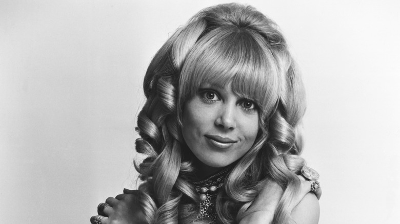 Pattie Boyd modelando una peluca en 1966 en una fotografía en blanco y negro