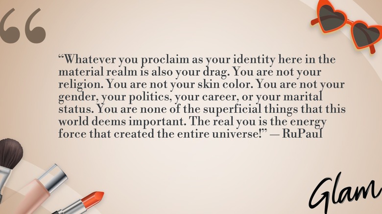 Un gráfico que muestra la cita del día de RuPaul: "Cualquier cosa que proclaméis como vuestra identidad aquí en el reino material también es vuestro freno. No eres tu religión. No eres tu color de piel. No eres tu género, tu política, tu carrera o tu estado civil. No eres ninguna de las cosas superficiales que este mundo considera importantes. ¡El verdadero tú es la fuerza energética que creó el universo entero!"