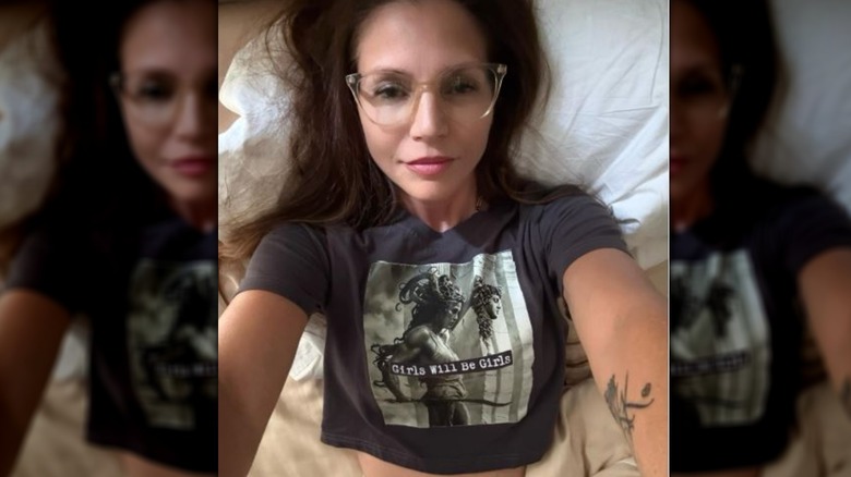 Charisma Carpenter haciéndose un selfie en la cama
