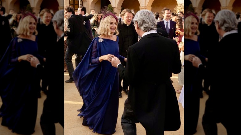 invitada madura bailando en una boda