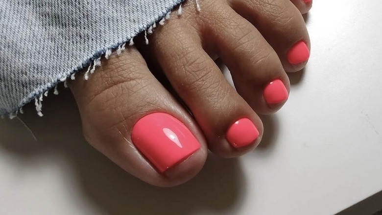 Pedicura rosa neón