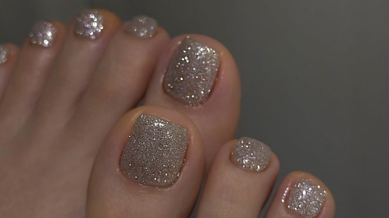 Pedicura gruesa con brillo plateado