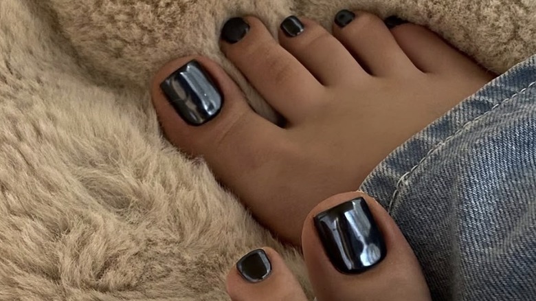 Pedicura negra metalizada