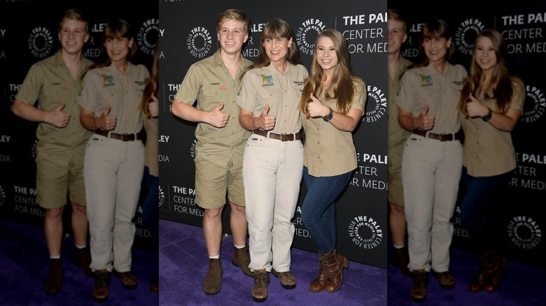 Terri Irwin y niños en un evento familiar, todos vestidos de caqui
