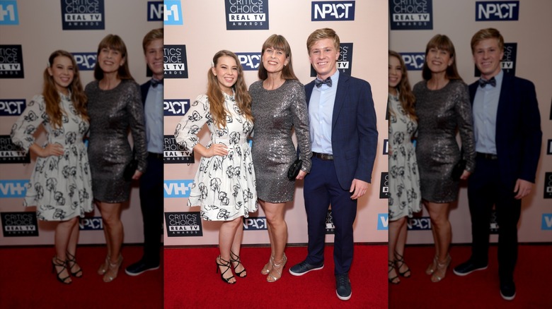 Terri Irwin en los Critics Choice Awards con sus hijos