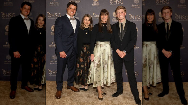 Terri Irwin en la Gala Steve Irwin 2023 con sus hijos