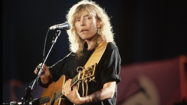 Joni Mitchell dando un concierto en 1986