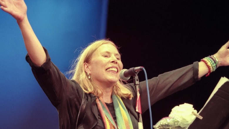 Joni Mitchell cantando en un concierto en Central Park NYC en 1999