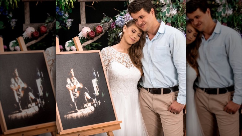Bindi Irwin posando con su marido