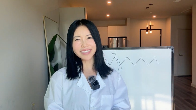 Koko Hayashi en un vídeo de YouTube para Mirai Clinical.