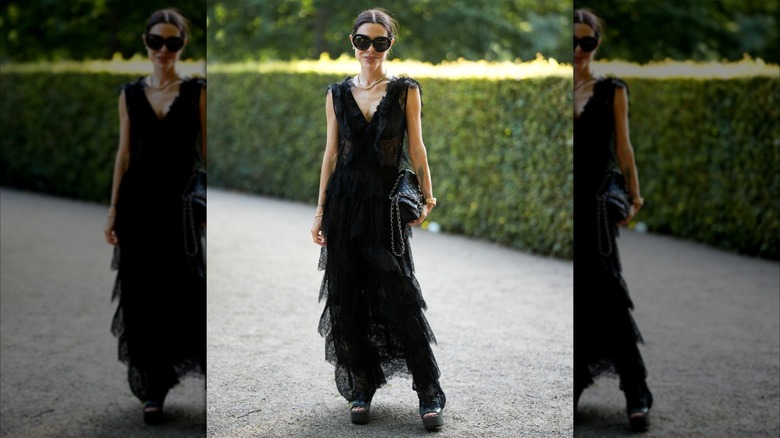 Una mujer que llevaba un vestido de encaje negro con varias capas de volantes.