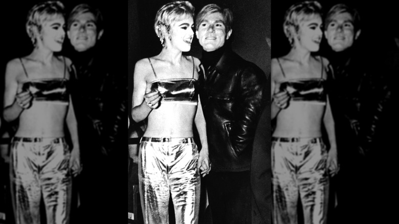 Edie Sedgwick con un traje de lamé plateado de dos piezas junto al artista pop Andy Warhol en el Mod Ball.