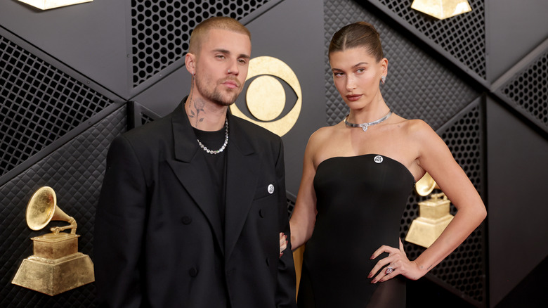 Justin Bieber y Hailey Bieber posan vestidos de negro en la alfombra roja de los Grammy