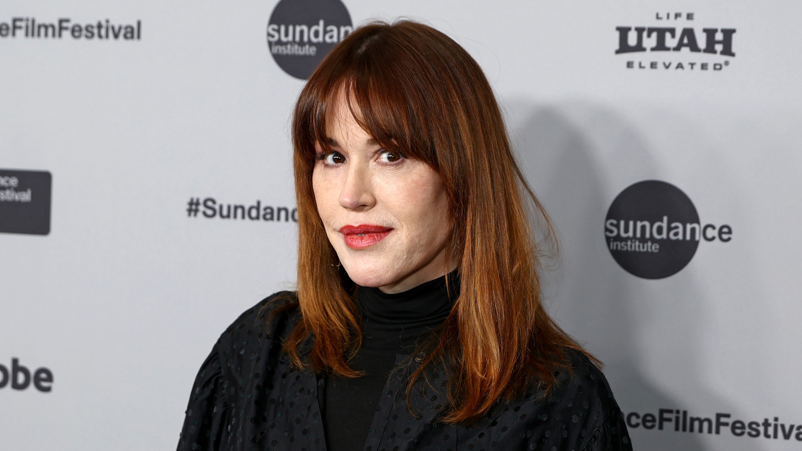 Molly Ringwald es la inspiración perfecta para el cabello para mujeres mayores que quieren tener flequillo