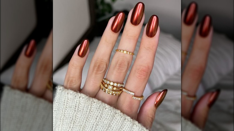 Una manicura redonda con esmalte de uñas de cobre cromado.