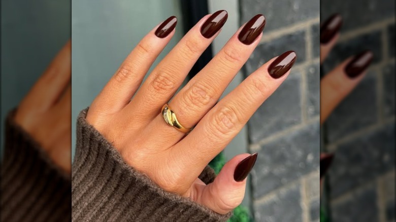 Una manicura redonda con esmalte de uñas marrón chocolate.