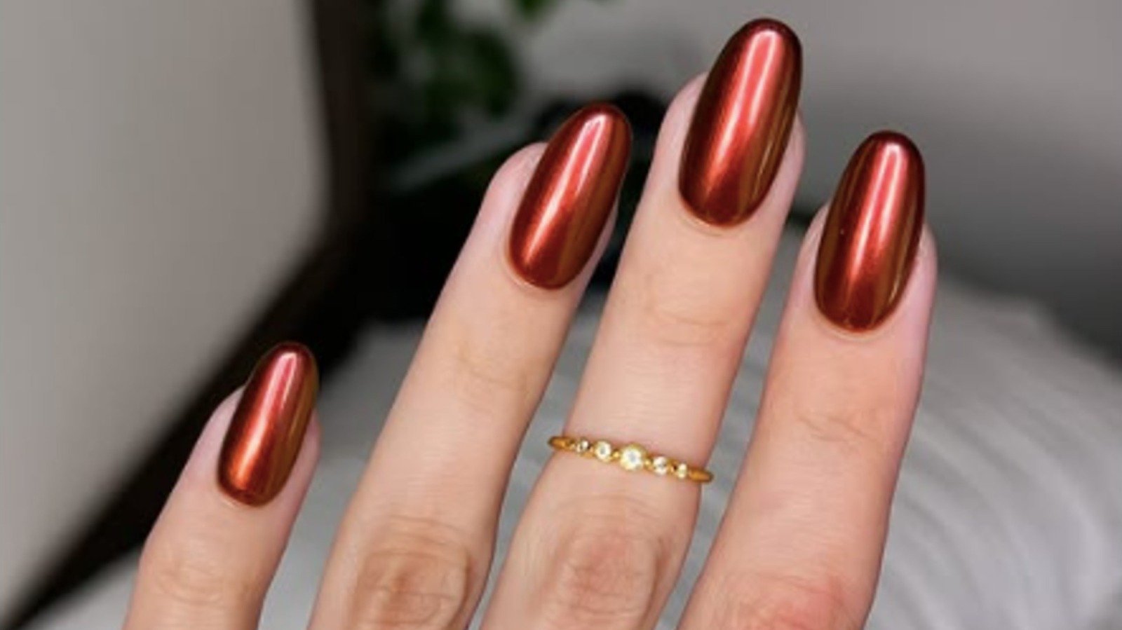 Las tendencias de uñas de los 90 están regresando con fuerza y estos tonos cambiantes son perfectos para el otoño de 2026