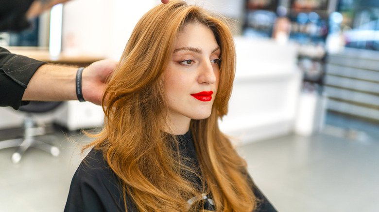Una mujer con un corte de pelo en capas.
