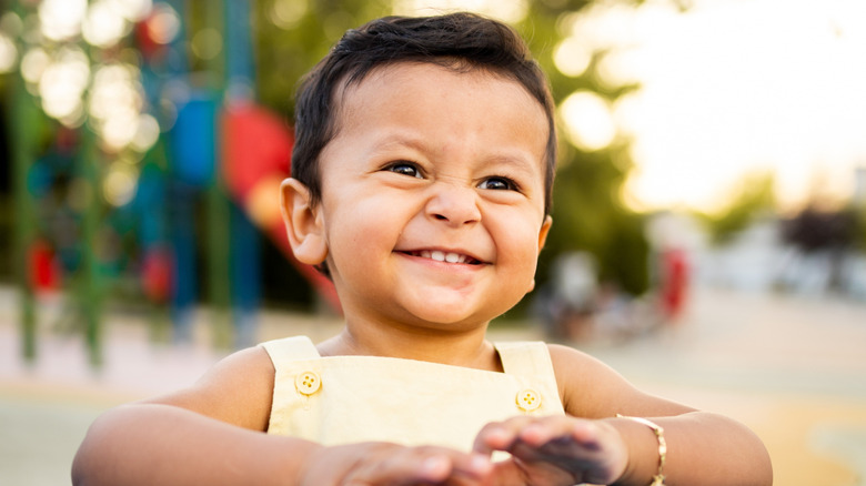 niño riendo