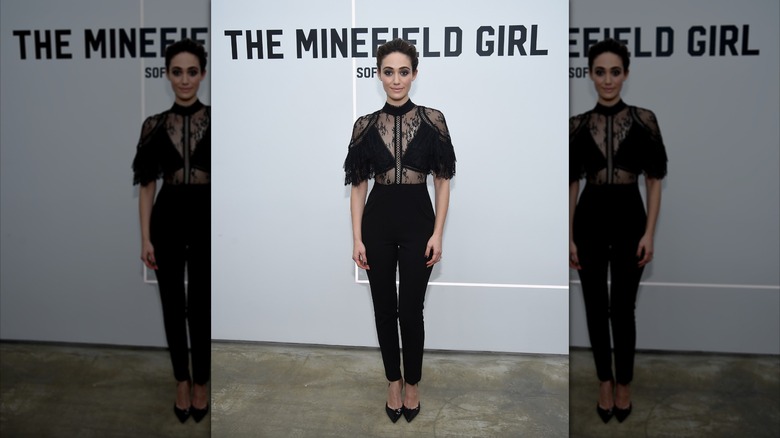 Emmy Rossum viste un mono negro y tacones de punta