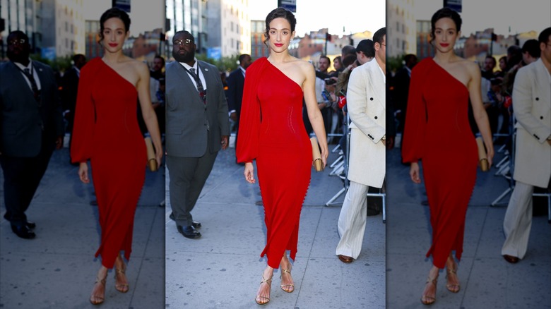 Emmy Rossum luce un vestido rojo con hombros descubiertos
