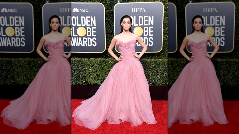 Emmy Rossum luce un vestido rosa de Monique Lhuillie