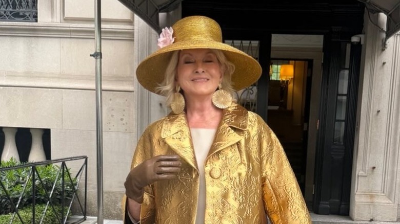 Martha Stewart con un sombrero dorado