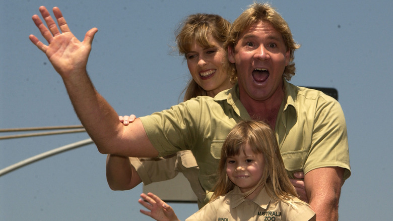 Steve, Terri y Bindi Irwin saludando