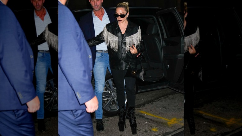 Lady Gaga paseando con una chaqueta de cuero con flecos de vaquero