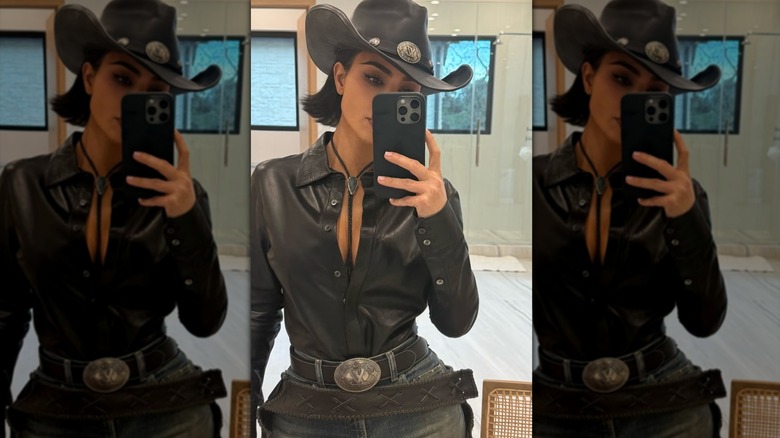 Kim Kardashian se toma una selfie con un traje occidental