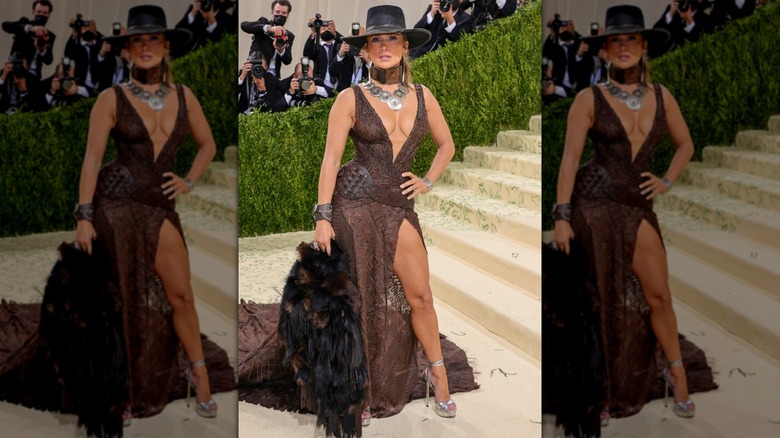Jennifer Lopez con outfit de inspiración western en la Met Gala 2021