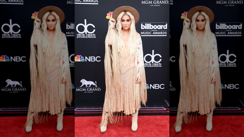 Kesha en los Premios Billboard 2018 con un traje occidental