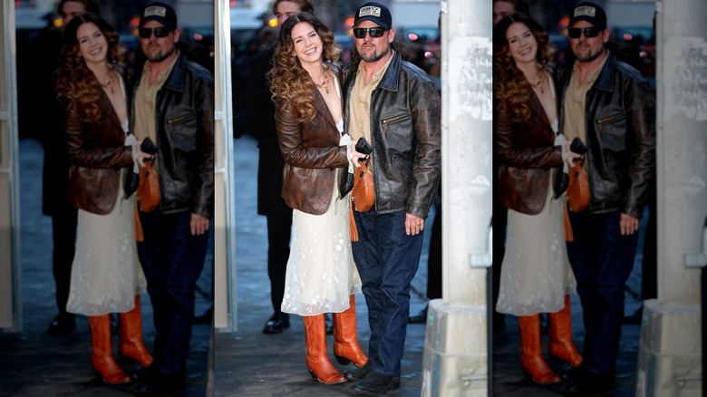 Lana Del Rey luciendo un romántico outfit occidental en febrero de 2026