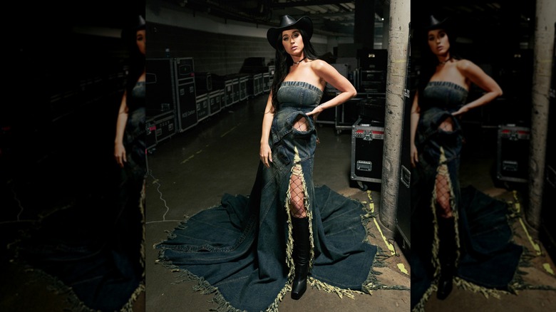 Katy Perry con vestido vaquero y sombrero vaquero de cuero con botas camperas
