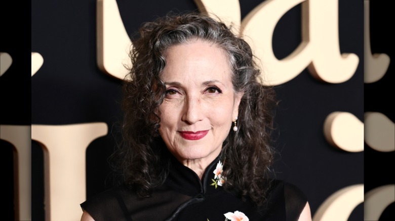 Bebe Neuwirth en la alfombra roja con rizos grises