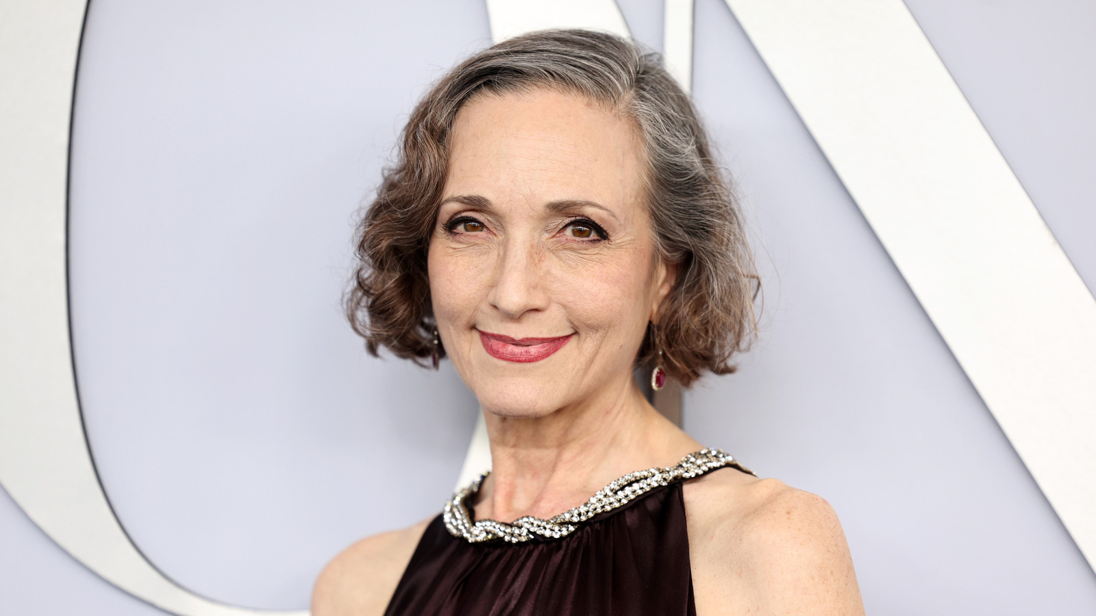 La estrella de Frasier, Bebe Neuwirth, está abrazando sutilmente sus rizos canosos