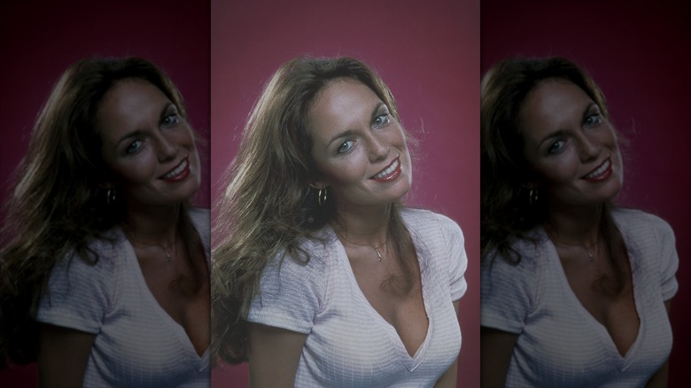 Catherine Bach posa con el pelo suelto y una camiseta blanca