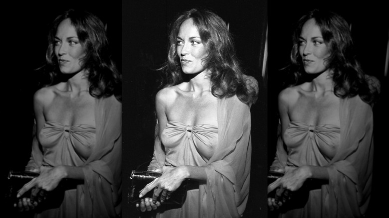Una fotografía en blanco y negro de Catherine Bach con un vestido sin tirantes y un chal transparente.