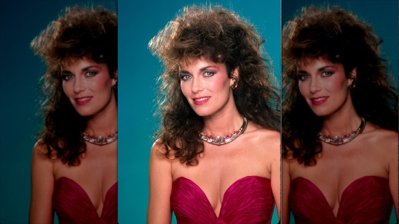 Catherine Bach sonríe con un voluminoso salmonete que luce una gargantilla de cristales y un top palabra de honor rosa