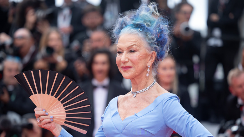 Helen Mirren posa con el pelo teñido de azul en Cannes 2023