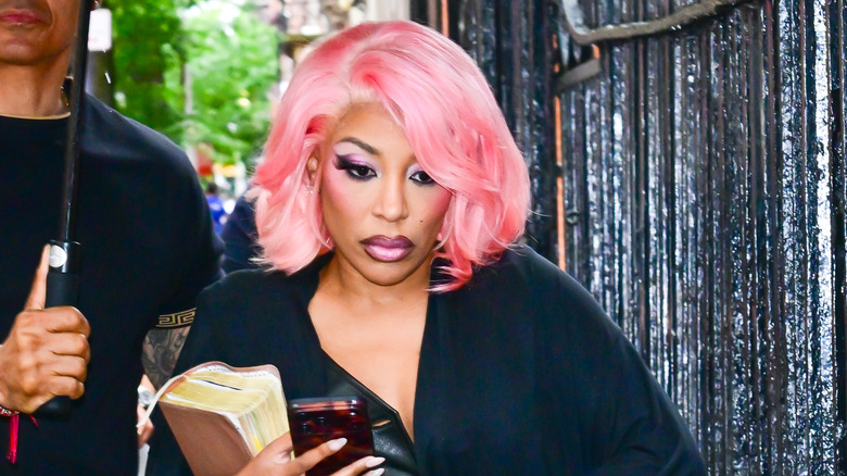 K. Michelle con cabello rosado fotografiada caminando por las calles de Nueva York