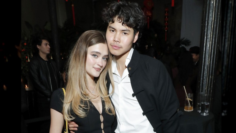 Lizzy Greene y Sean Lew se apoyan el uno en el otro mientras posan para una foto durante una salida nocturna.