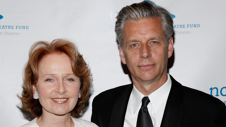 Kate Burton y su marido Michael Ritchie posan juntos en la alfombra roja