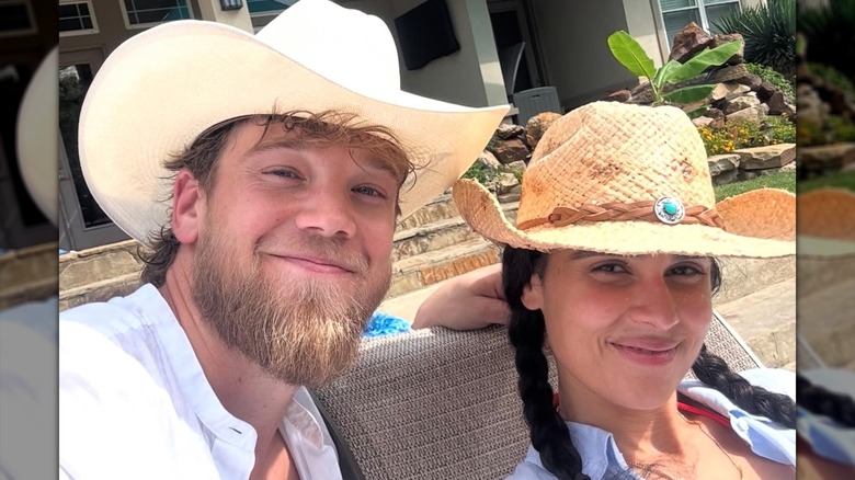 Marianly Tejada y su esposo Steve Bean posan para una selfie con sombreros de vaquero